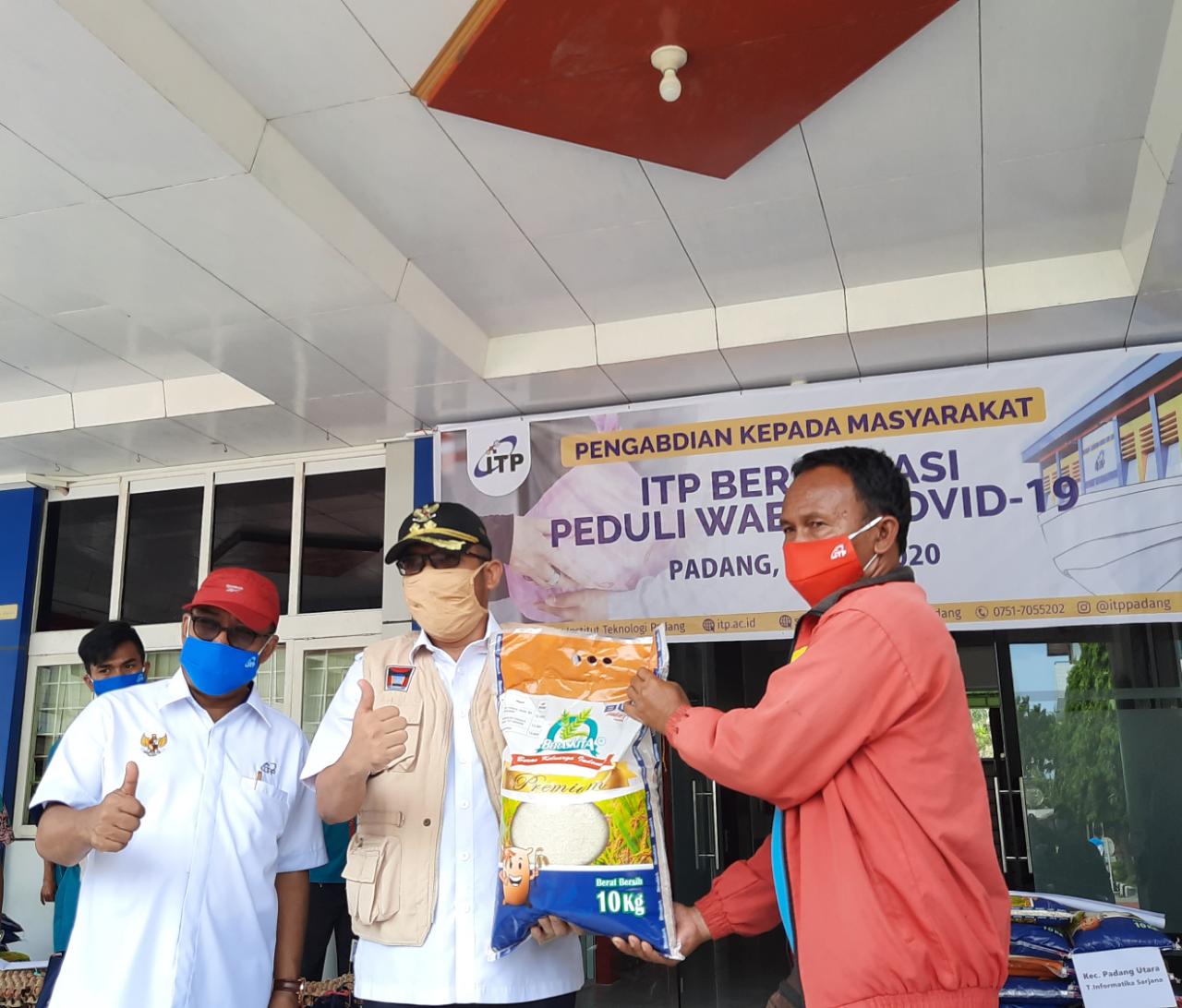 Program "ITP Berdonasi Peduli Wabah Covid-19", Institut Teknologi Padang (ITP) salurkan bantuan berupa 255 paket sembako kepada masyarakat di 8 kecamatan di Kota Padang, Senin (18/5).